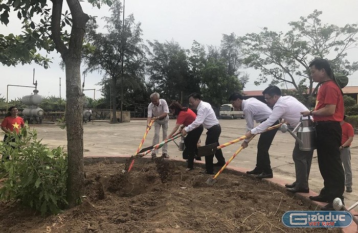 Ông Trần Quang Dũng – Uỷ viên Thường vụ Đảng ủy, Trưởng Ban Truyền thông và Văn hóa Doanh nghiệp Tập đoàn PVN cùng các đại biểu trồng cây lưu niệm tại buổi lễ.