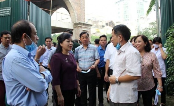 Bộ trưởng Nguyễn Thị Kim Tiến thị sát tình hình phòng chống dịch sốt xuất huyết.