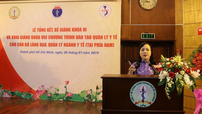 Bộ trưởng Nguyễn Thị Kim Tiến giảng bài cho các học viên của hai khóa học.