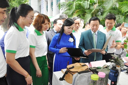 Bộ trưởng Nguyễn Thị Kim Tiến và Bộ trưởng Trần Hồng Hà thăm khu trưng bày các sả phẩm thay thế sản phẩm nhựa.