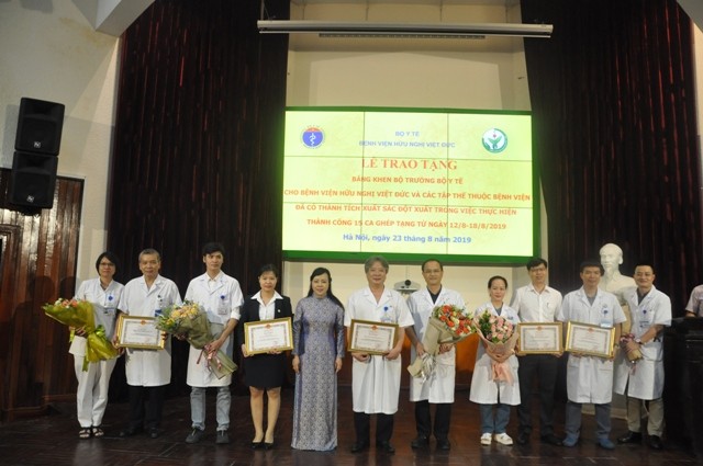 Bộ trưởng Nguyễn Thị Kim Tiến chúc mừng thành công Trung tâm ghép tạng Bệnh viện Việt Đức.