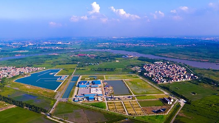 Toàn cảnh Nhà máy nước mặt Sông Đuống được đầu tư bằng những thiết bị hiện đại, cho tiêu chuẩn nước uống tại vòi. ảnh: QT.