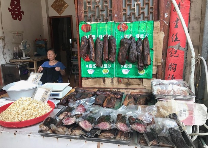 Thịt hun khói (gác bếp) là một trong những món ăn ngon nổi tiếng tại Phù Dung Trấn.