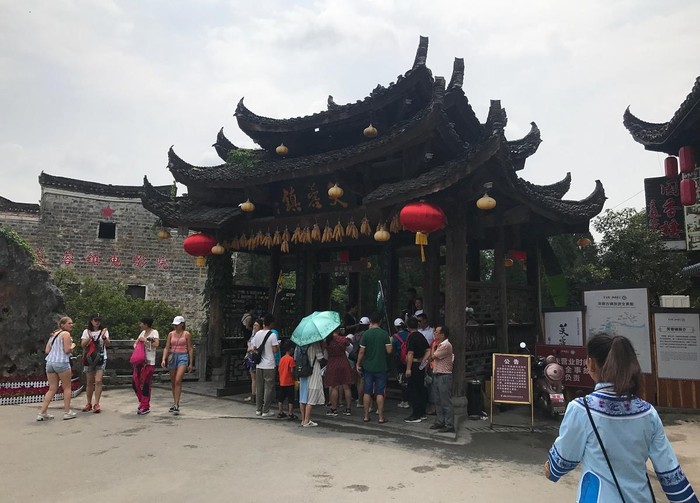 Cổng làng vào &quot;Thôn Vương&quot; còn giữ lại được nét kiến trúc cổ từ 2000 năm trước.