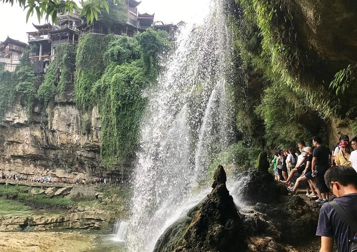 Vẻ đẹp tự nhiên của thác nước và những ngôi nhà cổ làm du khách thích thú. Mùa thác nước đổ đẹp nhất vào mùa mưa từ tháng 6 đến tháng 8 hàng năm.