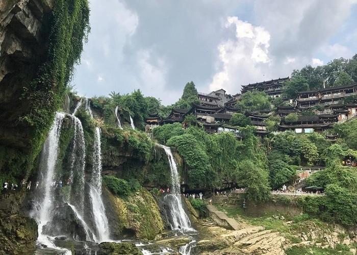 Thác nước tại Phù Dung Trấn cũng là thác nước lớn nhất tại phía Tây Trung Quốc.