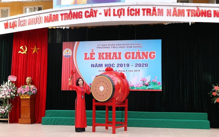 Cô Nguyễn Thị Vân Anh nổi trống khai giảng năm học mới 2019-2020.
