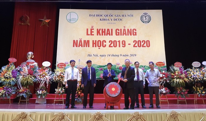 Giáo sư-Tiến sĩ Lê Ngọc Thành nổi hồi trống khai giảng năm học 2019-2020 của Khoa Y dược – Đại học Quốc gia Hà Nội trong niềm vui của các thầy cô và hàng trăm sinh viên. ảnh: Thanh Xuân.