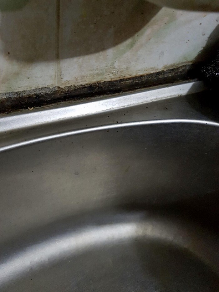 Ở Hà Đông, nhiều gia đình cũng luôn phải tìm cách sống chung với nguồn nước không sạch. Giống như nhiều khu vực khác, chỉ cần vài ngày là cặn bẩn từ nước bám đầy lên thiết bị và tường nhà tắm, khu vực rửa trong bếp.