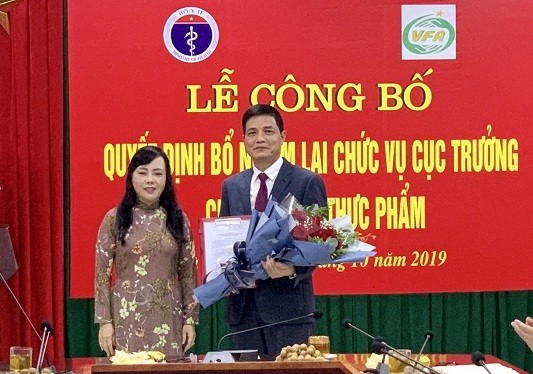 Bộ trưởng Nguyễn Thị Kim Tiến trao quyết định bổ nhiệm lại chức vụ Cụ trưởng Cục An toàn thực phẩm cho ông Nguyễn Thanh Phong.