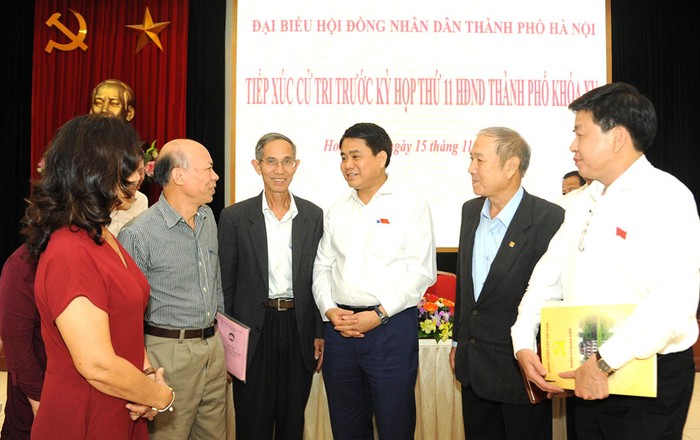 Chủ tịch Nguyễn Đức Chung tiếp xúc cử tri quận Hoàn Kiếm ngày 15/11. ảnh: Hà Nội Mới.