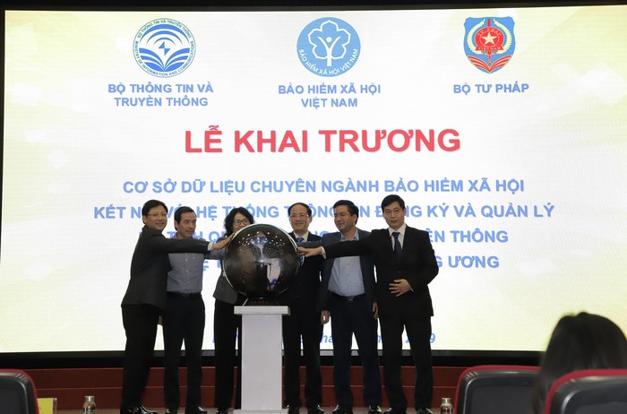 Các lãnh đạo đại diện bộ, ngành và Bảo hiểm xã hội Việt Nam thực hiện nghi thức khai trương cơ sở dữ liệu chuyên ngành bảo hiểm xã hội.