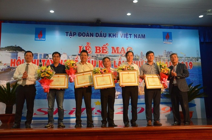 Ông Nguyễn Thành Long - quyền Chủ tịch Ủy ban nhân dân tỉnh Bà Rịa - Vũng Tàu và ông Đỗ Chí Thanh - Phó Tổng giám đốc Tập đoàn trao giải cho các đội thi.