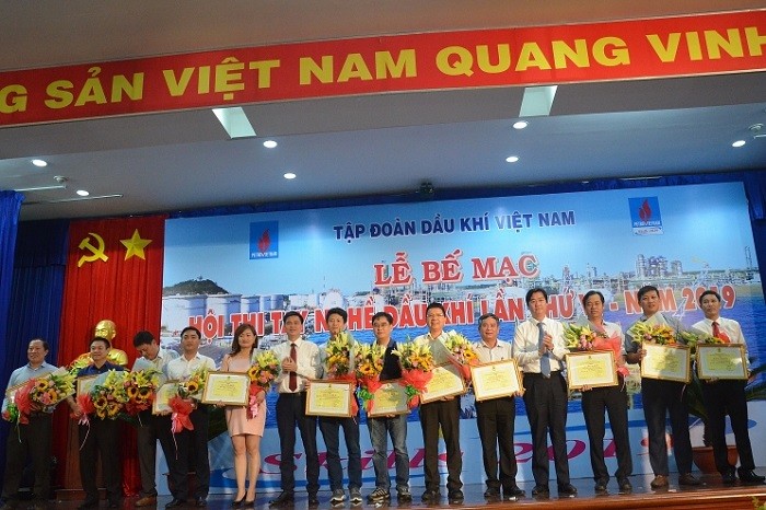 Ông Ngọ Duy Hiểu - Phó chủ tịch Tổng Liên đoàn Lao động Việt Nam và Ông Nguyễn Mạnh Kha - Phó chủ tịch CĐ DKVN trao Bằng khen và tặng thưởng 12 Công đoàn trực thuộc