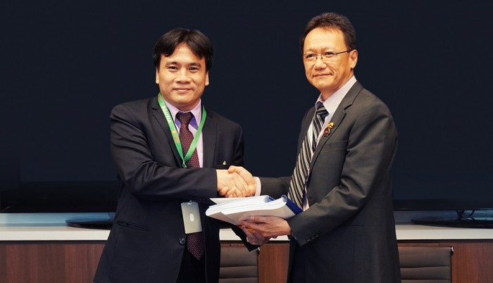 Tổng giám đốc PV Drilling Nguyễn Xuân Cường và Phó giám đốc điều hành kiêm Giám đốc Kỹ thuật BSP Yap Kong Fah ký kết hợp đồng.