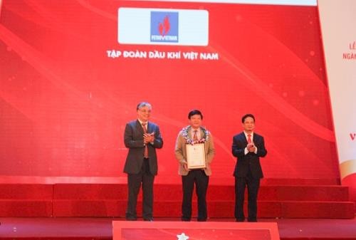 Đại diện PVN nhận danh hiệu doanh nghiệp dẫn đầu 500 doanh nghiệp có lợi nhuận tốt nhất Việt Nam năm 2019. Ảnh: PVN
