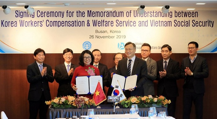 Tổng Giám đốc Bảo hiểm xã hội Việt Nam - bà Nguyễn Thị Minh và ông Shim Kyung Woo - Chủ tịch KCOMWEL ký bản ghi nhớ hợp tác.