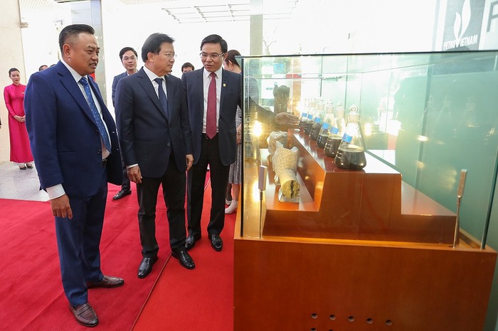 Lãnh đạo Tập đoàn giới thiệu với Phó Thủ tướng Trịnh Đình Dũng về các sản phẩm của ngành dầu khí