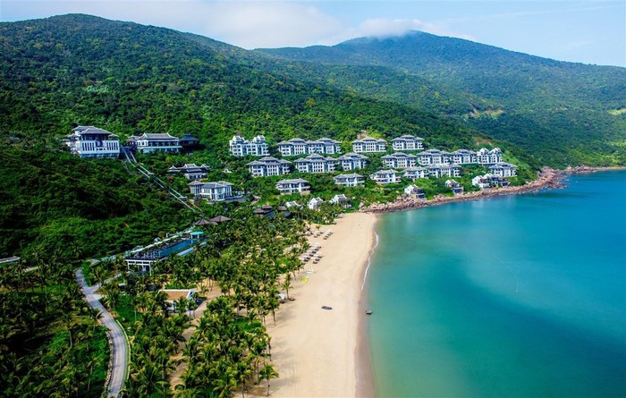 Phát triển du lịch là một trong những hướng đi quan trọng thúc đẩy tăng trưởng cho kinh tế đất nước. Trong ảnh là InterContinental Danang Sun Peninsula Resort, khu du lịch liên tiếp được trao tặng những giải thưởng quốc tế danh giá.