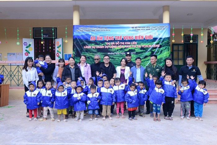 Madam Đỗ Liên tặng học sinh mầm non Xi Ma, Chung Chải (huyện Mường Nhé, tỉnh Điện Biên) phòng học mới và áo ấm mùa đông.