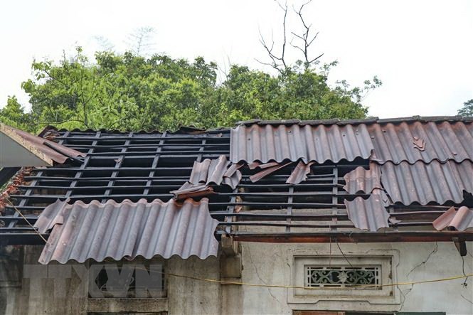 Nhiều ngôi nhà bị tốc mái, hư hỏng ở xã Noong Hẹt, huyện Điện Biên. (Ảnh: Xuân Tư/TTXVN)