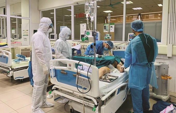 Bác sĩ tại Bệnh viện nhiệt đới Trung ương đang điều trị cho bệnh nhân nhiễm Covid-19. ảnh: Tuấn Trình/Báo điện tử Đảng Cộng sản.