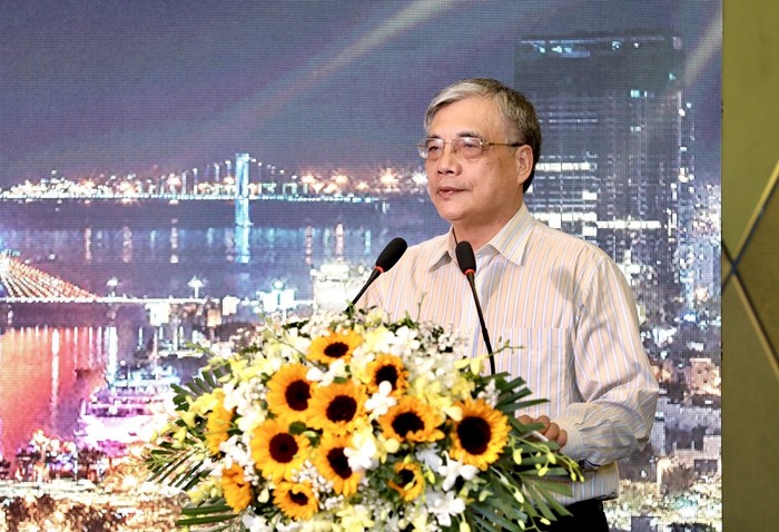 Phó Giáo sư Trần Đình Thiên nhận định đây là thời điểm thuận lợi để phát triển kinh tế đêm. ảnh: NA.