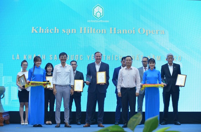 Đại diện Khách sạn Hilton Hà Nội Opera nhận chứng nhận “Khách sạn được yêu thích nhất”.