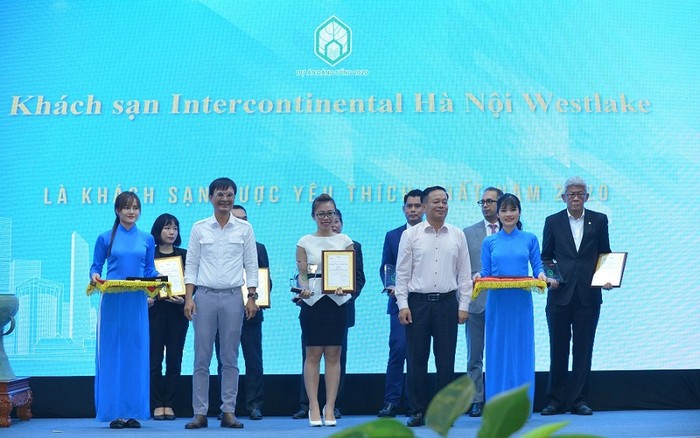 Đại diện Khách sạn InterContinental Hà Nội Westlake nhận chứng nhận “Khách sạn được yêu thích nhất”.