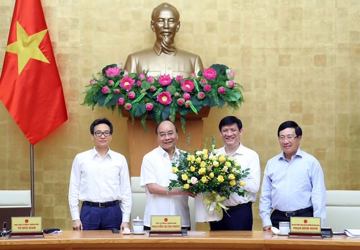 Giáo sư, Tiến sĩ Nguyễn Thanh Long nhận sự chúc mừng của Thủ tướng và các Phó Thủ tướng.