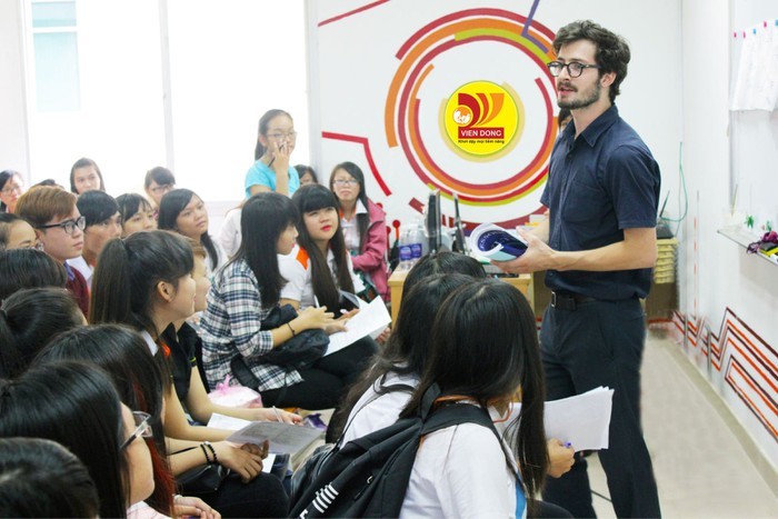 Trường Cao đẳng Viễn Đông đặc biệt chú trọng đào tạo ngoại ngữ cho sinh viên, bởi đây là một trong những yếu tố bắt buộc để tham gia vào các chương trình liên kết đào tạo nước ngoài, tìm được công việc với thu nhập cao.