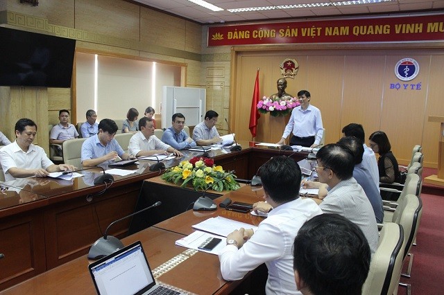 Giáo sư Nguyễn Thanh Long chủ trì buổi họp triển khai đề án khám chữa bệnh từ xa. ảnh: NH.