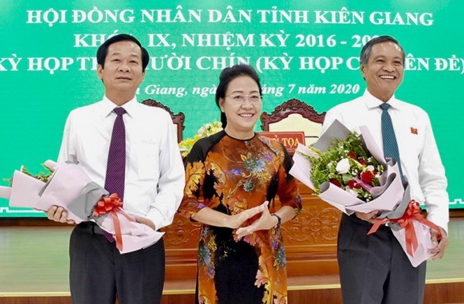 Ông Đỗ Thanh Bình (trái) giữ chức Chủ tịch Ủy ban Nhân dân tỉnh Kiên Giang. ảnh: Ủy ban nhân dân tỉnh Kiên Giang.
