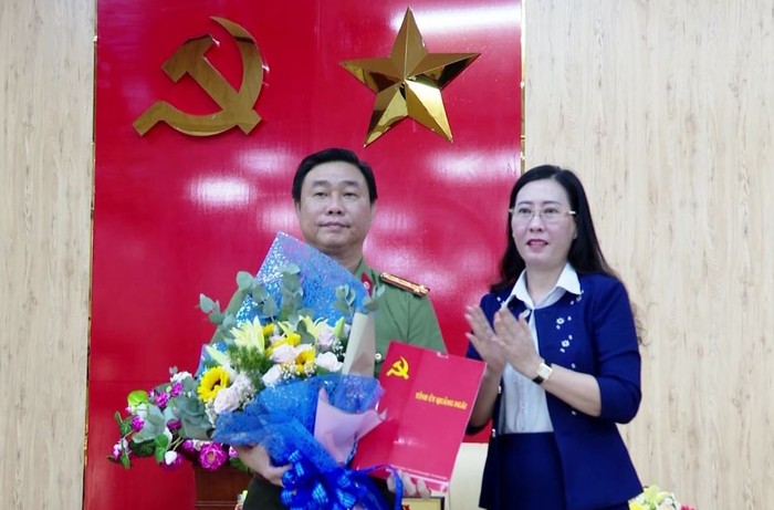 Đồng chí Bùi Thị Quỳnh Vân trao quyết định và chúc mừng đồng chí Phạm Công Bình.