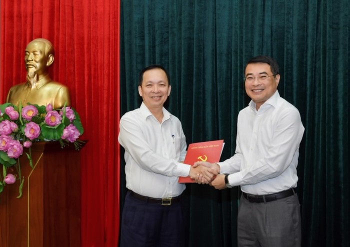 Đồng chí Lê Minh Hưng trao quyết định và chúc mừng đồng chí Đào Minh Tú.