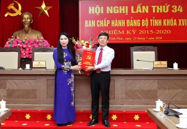 Đồng chí Hoàng Thị Thúy Lan trao quyết định và chúc mừng đồng chí Lê Duy Thành.