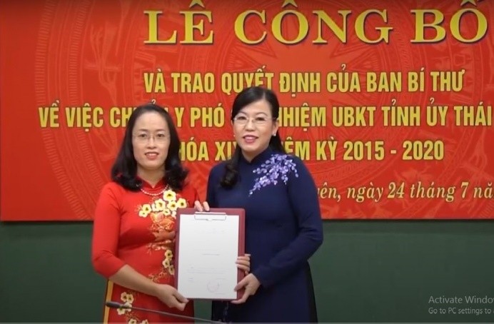 Đồng chí Nguyễn Thanh Hải trao quyết định và chúc mừng đồng chí Tống Thị Tâm.