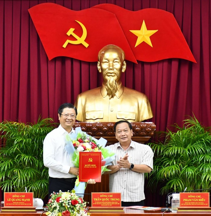 Ông Trần Quốc Trung, Bí thư Thành ủy Cần Thơ trao quyết định của Ban Bí thư Trung ương Đảng cho ông Trương Quang Hoài Nam. ảnh: VGP.
