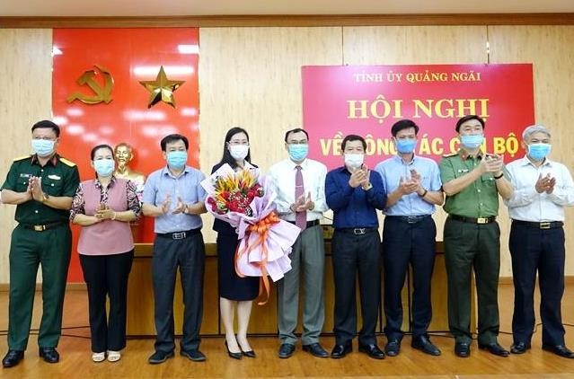 Ban Thường vụ Tỉnh ủy Quảng Ngãi chúc mừng đồng chí Bùi Thị Quỳnh Vân được bầu giữ chức Bí thư Tỉnh ủy Quảng Ngãi. ảnh: VGP.