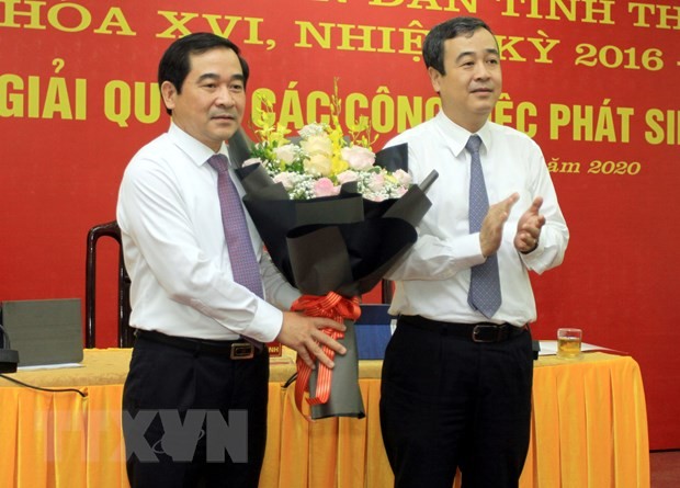 Bí thư Tỉnh ủy Thái Bình Ngô Đông Hải (bên phải) tặng hoa chúc mừng ông Nguyễn Tiến Thành. (Ảnh: Thế Duyệt/TTXVN).