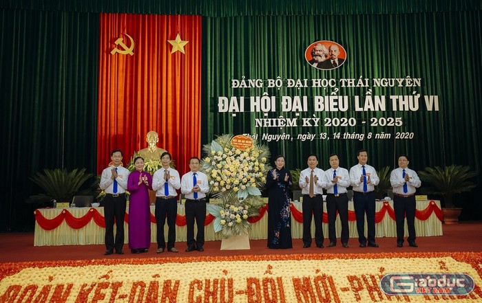 Bí thư tỉnh ủy Nguyễn Thanh Hải tặng hoa chúc mừng đại hội. ảnh: TL.
