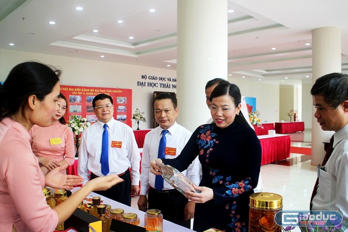 Bí thư Nguyễn Thanh Hải tham quan nơi trưng bày các sản phẩm công nghệ của Đại học Thái Nguyên. ảnh: TL.