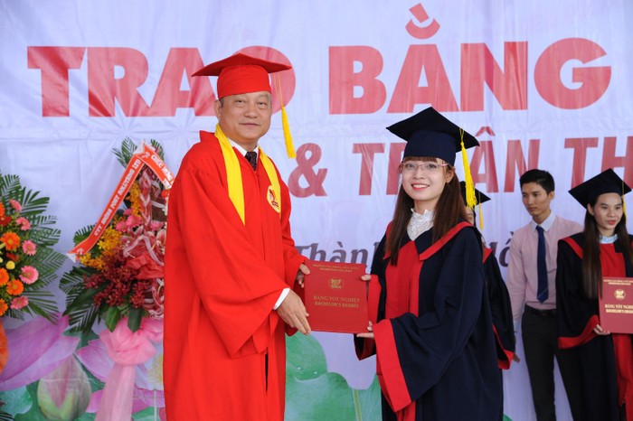 Thạc sĩ Trần Thanh Hải - Hiệu trưởng Trường Cao đẳng Viễn Đông trao bằng tốt nghiệp cho sinh viên ngành Điều dưỡng.