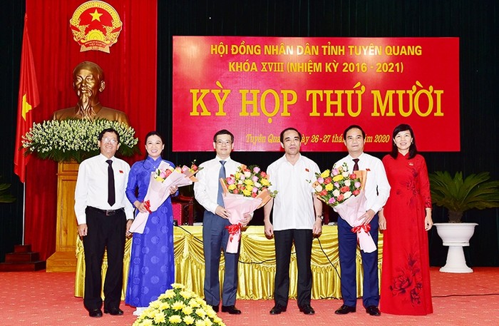Đồng chí Chẩu Văn Lâm, Ủy viên Trung ương Đảng, Bí thư Tỉnh ủy Tuyên Quang và lãnh đạo HĐND tỉnh chúc mừng các đồng chí được bầu giữ chức vụ Chủ tịch UBND tỉnh và Phó Chủ tịch UBND tỉnh Tuyên Quang, nhiệm kỳ 2016-2021.
