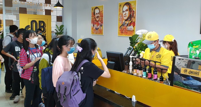Rất đông sinh viên có mặt tại quán cà phê Ông Bầu tại Đại học Sài Gòn (Quận 5).