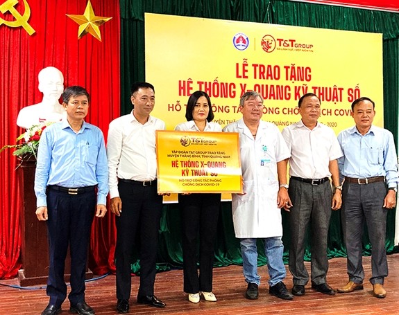 Đại diện Tập đoàn T&amp;T trao tặng hệ thống X-Quang kỹ thuật cao cho Trung tâm y tế huyện Thăng Bình, tỉnh Quảng Nam.