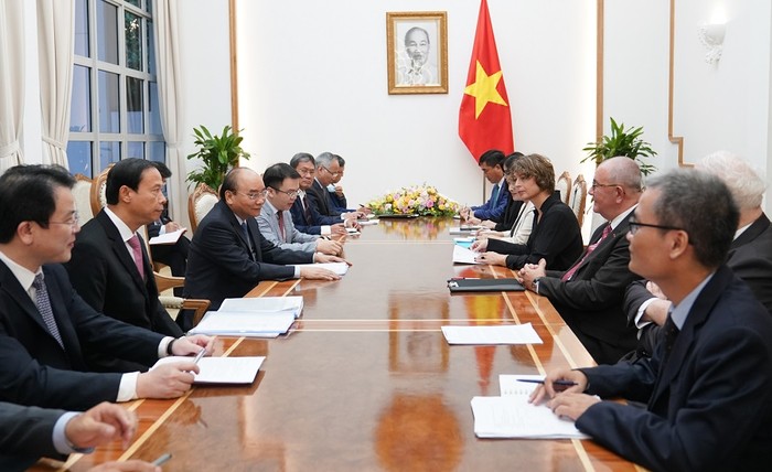 Thủ tướng Nguyễn Xuân Phúc tiếp Đại sứ Hà Lan Elsbeth Akkerman, Đại sứ Bỉ Paul Jansen cùng các nhà đầu tư của Liên minh châu Âu. ảnh: VGP.