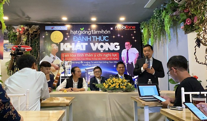 Ông Nguyễn Văn Phước (đứng) - Giám đốc First News chia sẻ về hành trình &quot;Đánh thức khát vọng&quot;. ảnh: KH.