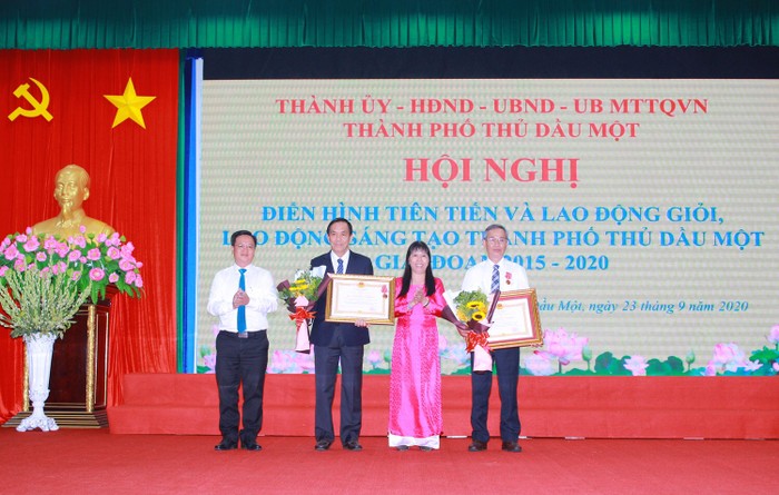 Ông Lê Nguyên Hòa – Phó chủ tịch HĐQT NutiFood đại diện gần 6000 cán bộ nhân viên đón nhận Huân chương lao động Hạng 3.