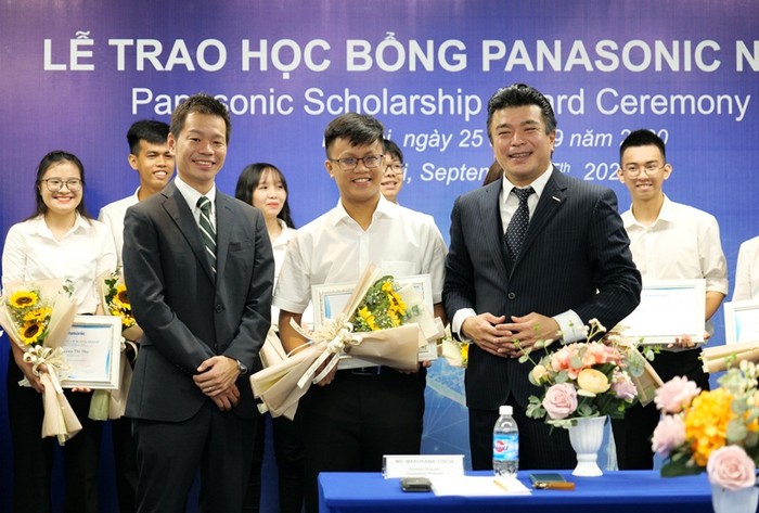Các sinh viên xuất sắc vinh dự nhận học bổng Panasonic Scholarship 2020.